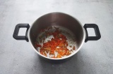 Шаг 2. Замороженные лук и морковь обжарить на растительном масле в течение 2-3 м