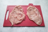 Шаг 1. Филе куриной грудки разрезать на 2 пластины и отбить кулинарным молотком.