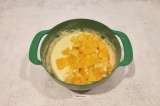 Шаг 3. Апельсины добавить в тесто и перемешать.