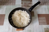 Шаг 2. В сковороду влить 2 ст.л. масла, обжарить капусту 5-7 минут.