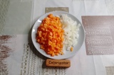 Шаг 3. Мелко нарезать лук и морковь.