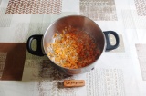 Шаг 5. В кастрюле обжарить лук и морковь на растительном масле.