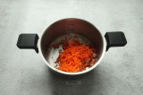 Шаг 2. Туда же добавить натёртую на крупной тёрке морковь.
