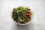 Шаг 3. В глубокий салатник выложить овощи, зеленый горошек и порванные руками