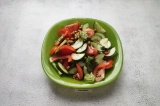 Шаг 5. Салат выложить в порционные тарелки, посолить и посыпать смесью семян.