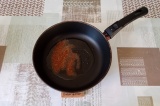 Шаг 5. В сковороду влить масло, и добавить оставшиеся специи, нагреть минуту.