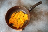 Шаг 4. Обжарить морковь и лук до готовности с добавлением небольшого количества