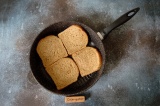 Шаг 1. Подсушить хлеб на сковороде, по две минуты с каждой стороны.