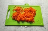 Шаг 4. Морковь натереть на тёрке.