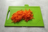 Шаг 5. Морковь крупно натереть.