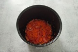 Шаг 7. В чашу мультиварки налить масло, выложить лук, сверху морковь, а затем по