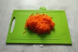 Шаг 4. Морковь натереть на крупной тёрке.