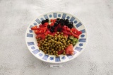 Шаг 5. В глубокую тарелку выложить все овощи.