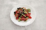 Готовое блюдо: салат из овощей с маслинами