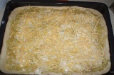 Шаг 9. Полить пирог сметанной массой, посыпать сыром и отправить в духовку.