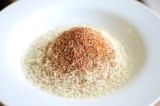 Шаг 4. Смешать панировочные сухари с приправой и солью. Отдельно насыпать в таре