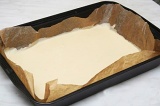 Шаг 2. Выстелить форму для выпечки бумагой, вылить туда тесто.