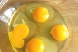 Шаг 1. Разбить яйца, добавить соль и взбить вилкой.