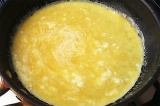 Шаг 3. Вылить яичную массу на сковороду и жарить до готовности.