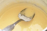 Шаг 9. Взбить желтки с ванильным сахаром, крахмалом. Вскипятить молоко и сахар