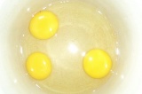 Шаг 1. Яйца разбить в чаше.