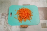Шаг 3. Морковь нашинковать на терке для морковки по-корейски.