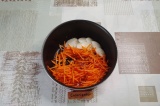 Шаг 4. Смешать лук и морковь, добавить заправку для морковки по-корейски.