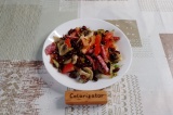 Готовое блюдо: салат с фасолью и грибами