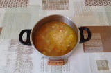 Шаг 11. Добавить в суп мясо с крыльев и вермишель, варить еще 5 минут.