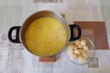 Шаг 13. В кипящий суп опустить сырные шарики, варить еще пару минут.