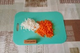 Шаг 2. Мелким кубиком нарезать лук и морковь.