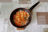 Шаг 4. Пассеровать лук и морковь в небольшом количестве масла.