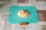 Шаг 3. Сыр натереть на мелкой терке.