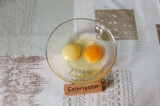 Шаг 5. У двух яиц отделить белки от желтков.