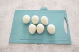 Шаг 1. Яйца отварить, охладить и почистить.