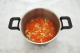 Шаг 4. В кастрюлю налить масло, выложить морковь и лук, посолить и перемешать.