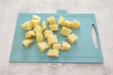 Шаг 3. Картофель почистить, нарезать средними кубиками и промыть в холодной воде
