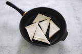 Шаг 8. Жарить треугольники на сухой сковороде.