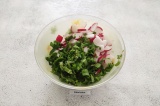 Шаг 7. В салатник выложить все овощи и зелень.