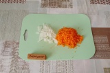 Шаг 2. Нарезать лук и морковь.