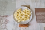 Шаг 3. Кубиками нарезать картофель.