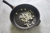 Шаг 3. В сковороде обжарить на масле с добавлением соли лук и чеснок в течение