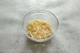 Шаг 1. Сыр натереть на крупной терке.
