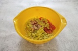 Шаг 4. Редис также нарезать тонкими брусочками и добавить к овощам.