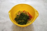 Шаг 5. Укроп и рукколу мелко нарезать и добавить к овощам.