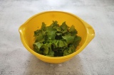 Шаг 6. Листья салата порвать руками и добавить в салатник.