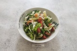 Готовое блюдо: овощной салат с зеленью