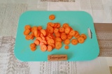 Шаг 2. Нарезать морковь.