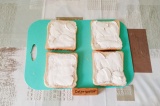 Шаг 2. Намазать 4 ломтика тостового хлеба сливочным сыром.