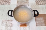 Шаг 6. Добавить в суп кукурузу и рыбу, варить еще 10 минут.